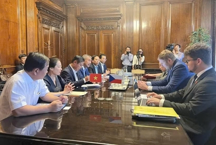 Vietnam, Czech Republic step up local investment, trade cooperation